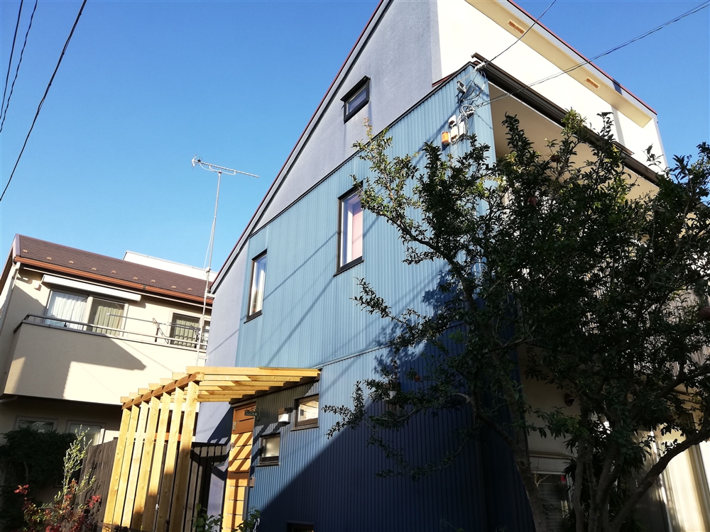 ガルバリウム鋼板のメタリックな質感